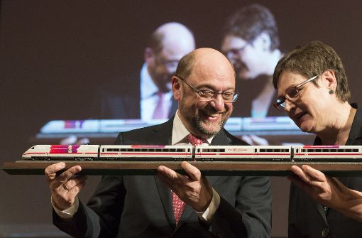 Da war alles noch gut: Martin Schulz bekommt beim Landesparteitag in Schwäbisch-Gmünd Anfang März einen Schulz-Zug von der SPD-Landesvorsitzenden Leni Breimeyer geschenkt. Foto: dpa