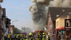Zwei Feuerwehrleute werden nach einem Brand bei Bonn vermisst. Foto: dpa/Ralf Klodt