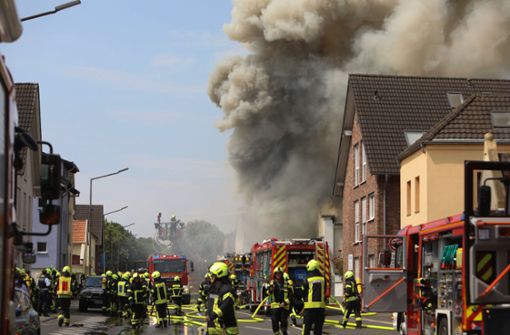 Zwei Feuerwehrleute werden nach einem Brand bei Bonn vermisst. Foto: dpa/Ralf Klodt