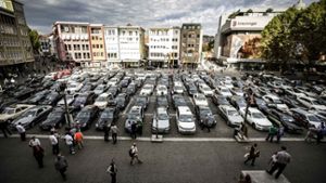 Hunderte Taxis füllen am Donnerstag den Marktplatz Foto: Lichtgut/Leif Piechowski