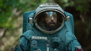 Adam Sandler als Kosmonaut Jakub in dem Netflixfilm Spaceman. Foto: Cr. Courtesy/Netflix © 2023/dpa