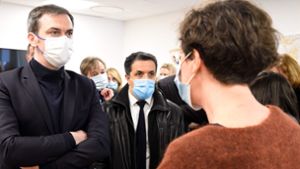 Frankreichs Gesundheitsminister Olivier Véran hat sich jüngst von der Corona-Lage im Département Moselle persönlich ein Bild verschafft. Foto: AFP/JEAN-CHRISTOPHE VERHAEGEN