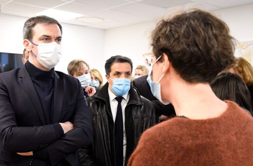 Frankreichs Gesundheitsminister Olivier Véran hat sich jüngst von der Corona-Lage im Département Moselle persönlich ein Bild verschafft. Foto: AFP/JEAN-CHRISTOPHE VERHAEGEN