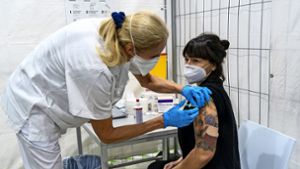 Tag eins im Kreisimpfzentrum in Ludwigsburg: Jana Stein lässt sich den Impfstoff injizieren. Foto: factum/Jürgen Bach