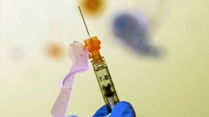 Auch um  Corona-Impfstoffe ranken sich krude Theorien. Etwa die, dass darin gefährliche Mikrochips stecken. Foto: dpa/Carolyn Kaster