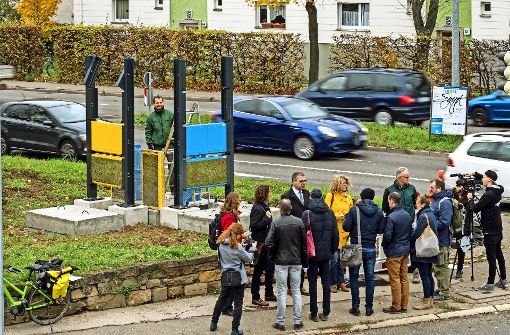 Großer Medienaufmarsch für eine kleine Mosswand in Eglosheim. Foto: factum/Weise