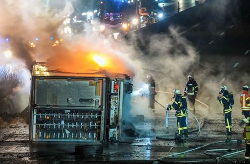 Nach dem Unfall geriet der Sattelzug in Brand und musste von der Feuerwehr gelöscht werden. Foto: dpa/Christina Häußler