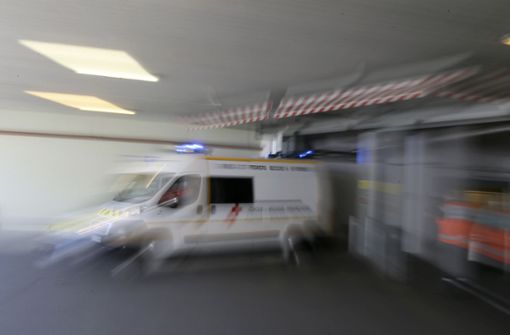 Ein französischer Krankenwagen verlässt die Einsatzzentrale (Symbolbild). Foto: David Vincent/AP/dpa