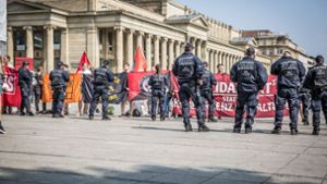Gegendemonstranten versuchen die Kundgebung der Identitären zu stören, die Polizei unterbindet dies. Foto: Lichtgut/Julian Rettig