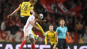 Dortmunds Matthias Ginter und Radamel Falcao von Monaco versuchen an den Ball zu kommen. Foto: dpa