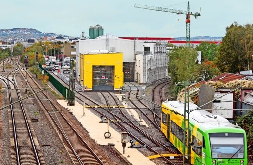 Das Haus eines Anwohners (rechter Bildrand) ist unmittelbar neben den Gleisen der Strohgäubahn und der Werkstatt. Foto: factum/Archiv