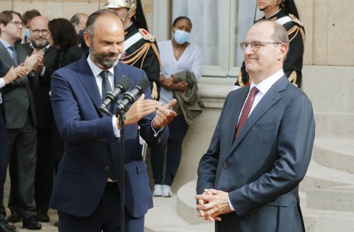 Ex-Premier Edouard Philippe (links) übergibt an Jean Castex. Foto: dpa/Michel Euler
