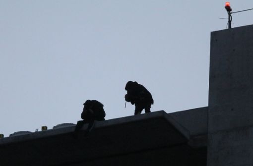 Der Anblick verstört Augenzeugen: Zwei Männer auf dem Dach des Gewa-Towers. Foto: Michael Eick (Archiv)