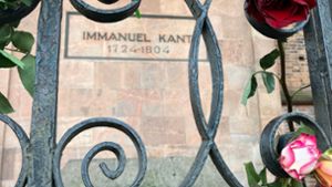 Blumen schmücken die Grabstelle von Immanuel Kant in Kaliningrad. Foto: Andre Ballin/dpa