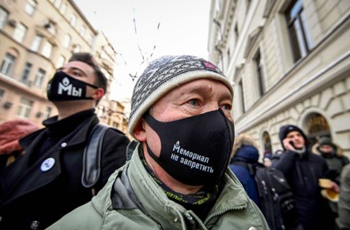 Unterstützer von Memorial protestierten gegen die Gerichtsentscheidung. Foto: AFP/Natalia Kolesnikova