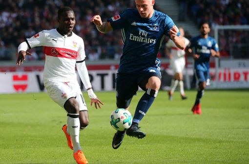 Bemüht, aber glücklos: Chadrac Akolo (li.) gegen Hamburgs Rick van Drongelen. Foto: Baumann