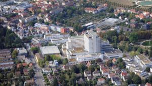 Ein Spannungsfeld: das Krankenhaus zwischen Wohnungsbau und Blühendem Barock. Foto: /Werner Kuhnle