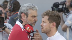 Der Ferrari-Teamchef Maurizio Arrivabene (links) nimmt sich Sebastian Vettel zur Brust. Foto: dpa