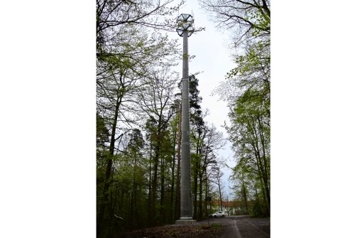40 Meter hoch ist der Mobilfunkmast, der vor wenigen Wochen am Rande Büsnaus aufgestellt worden ist. Das Technikgebäude fehlt noch. Foto: Stefanie Käfferlein
