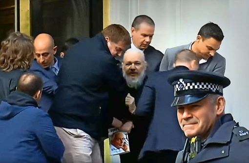 Der Wikileaks-Gründer Julian Assange bei seiner Verhaftung vor der ecuadorianischen Botschaft in London im April 2019 Foto: imago/Italyphotopress