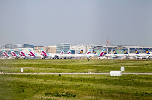 Die Luftfahrtbranche ist am Boden, seit das Coronavirus grassiert. Auch  auf dem Manfred-Rommel-Flughafen warten viele Flugzeuge auf bessere Tage. Foto: Flughafen Stuttgart GmbH