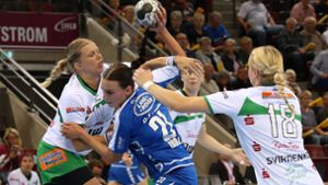 Die Bundesliga-Handballerinnen von Frisch Auf Göppingen und der SG BBM Bietigheim (Mitte) müssen am Tag vor Heiligabend nochmals zum Ball greifen. Foto: Baumann