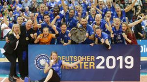 Endlich Meister! Das Erfolgs-Team von Allianz MTV Stuttgart feiert den ersten DM-Titel der Vereinsgeschichte. Foto: Baumann