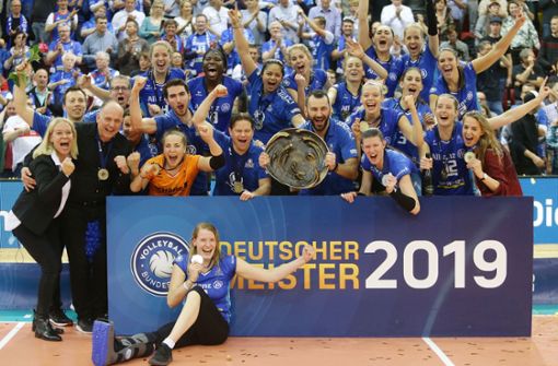 Endlich Meister! Das Erfolgs-Team von Allianz MTV Stuttgart feiert den ersten DM-Titel der Vereinsgeschichte. Foto: Baumann
