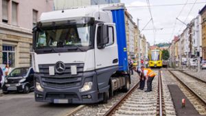 Ein Lastwagen blockiert eine Stadtbahnlinie im Stuttgarter Süden. Foto: 7aktuell.de/Andreas Werner