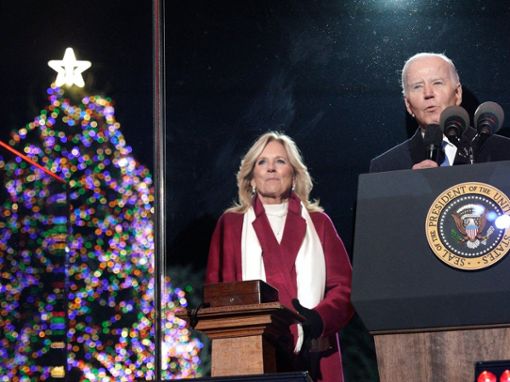 Joe Biden mit seiner Ehefrau Jill und dem erleuchteten Baum in Washington. Foto: imago/ABACAPRESS