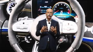 Daimler-Chef Dieter Zetsche präsentiert beim Genfer Autosalon das viertürige Modell Mercedes-AMG GT  Coupé. Die deutschen Autobauer hinken bei der Produktion von Elektroautos den Herstellern aus Asien hinterher. Foto: dpa