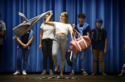 Schüler präsentieren fair gehandelte Kleidungsstücke. Foto: /Gottfried Stoppel