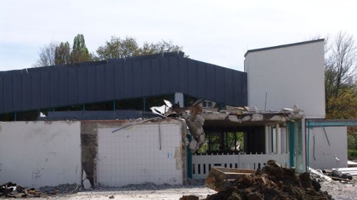 Der Abriss des Hallenbads Leinfelden-Echterdingen geht zügig voran. Foto: /Friedl