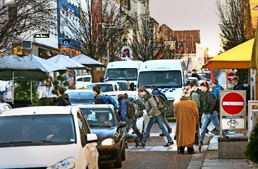 Die Hauptstraße entwickelt sich – zum Ärger der Stadt – von einer Flaniermeile in einen Parkplatz mit querenden Passanten Foto: Horst Rudel