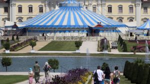 Fast schon ein vertrauter Anblick: Das Zirkuszelt vor dem Residenzschloss. Foto: factum/Granville