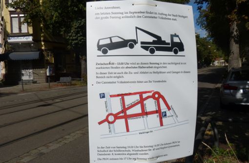 Mit Plakaten und Verbotsschildern werden die Anwohner auf die Sperrung aufgemacht – ansonsten wird abgeschleppt. Foto: Alexander