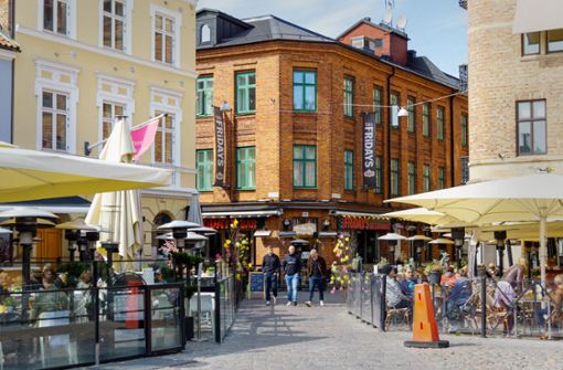 Volle Cafés, pulsierendes Leben wie hier in Malmö: Schweden geht anders mit der Coronakrise um Foto: dpa/Ludvig Thunman