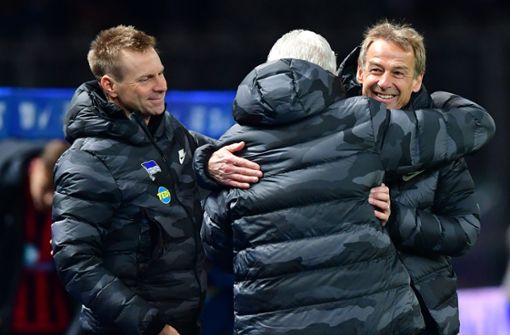 Herthas Trainer Jürgen Klinsmann (r) jubelt nach Spielende mit seinem Team. Foto: dpa/Soeren Stache