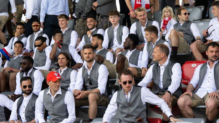 Nach Meisterschaft: Musiala, Sané und Co. feuern Bayern-Fußballerinnen an