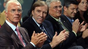 Günter Netzer (zweiter von links) geht nun juristisch gegen Ex-DFB-Boss Theo Zwanziger (Mitte) vor. Foto: dpa