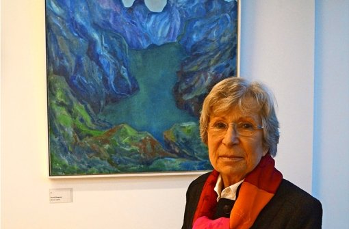 Dorothee Nestel vor einem ihrer Bilder in der Ausstellung. Foto: fri