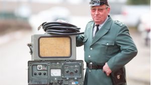 Der Leiter des deutschen Polizeimuseums in Salzkotten (Nordrhein-Westfalen), Felix Hoffmann, demonstriert in Original Uniform  den Umgang mit dem Radargerät VRG2 von Telefunken von 1959. Parallel mit anderen Geräten wurde diese Ur-Radarfalle bis in die 1980er Jahre genutzt. Foto: dpa