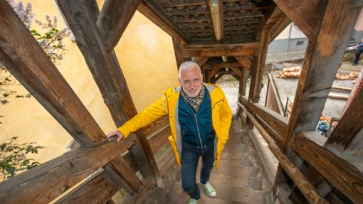 Burgstäffeleslauf-Initiator Peter Gress nimmt Maß auf dem Weg nach oben. Foto: Roberto Bulgrin