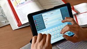 Tablets sollen im Schulunterricht selbstverständlich werden, das will die Anne-Frank-Schule erreichen. Foto: dpa/Uli Deck