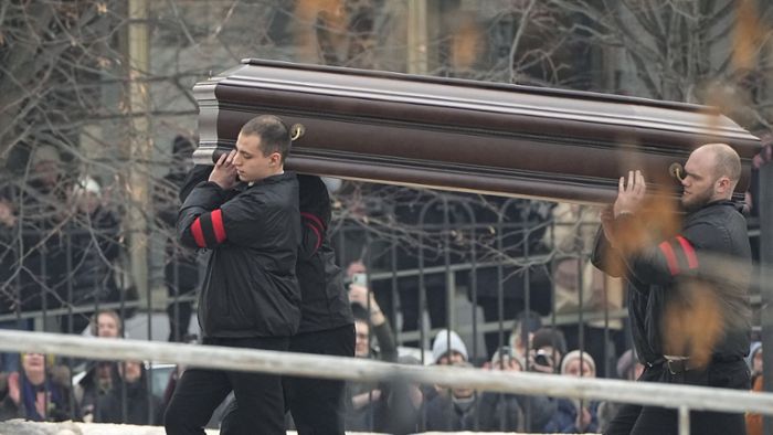Sarg mit Kremlgegner in Kirche: Menschen rufen Nawalnys Namen