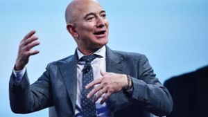Amazon-Chef Jeff Bezos betonte, dass die Fahrzeuge noch bis Jahresende auf die Straße kommen. Foto: AFP/MANDEL NGAN