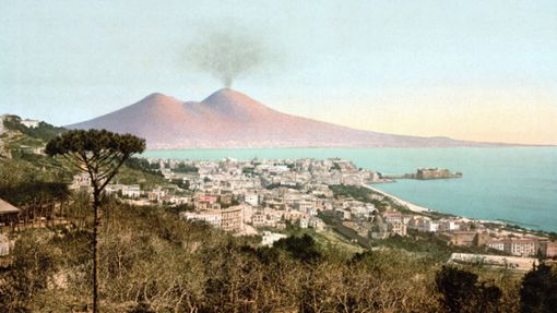 Mit vulkanischem Temperament entwickelte  sich im 18. Jahrhundert die Musik in Neapel. Die Postkartenansicht stammt von 1900, als sich die Musik- zur Touristenmetropole gewandelt hatte. Foto: I//© Stefano Bianchetti