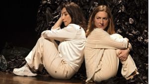 Neslihan Arol (rechts) mit ihrer Schauspielkollegin Aysel Yildirim. Foto: Theater Tri-bühne