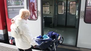 Nicht nur Mütter mit Kinderwagen haben ihre liebe Not beim Ein- und Ausstieg am Bahnsteig 1 in Feuerbach. Foto: Georg Friedel