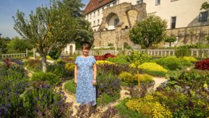 Als Herzogin Sybilla führt sie durch die Schlossanlage und den Pomeranzengarten: Ina Dielmann. Foto: /Jürgen Bach